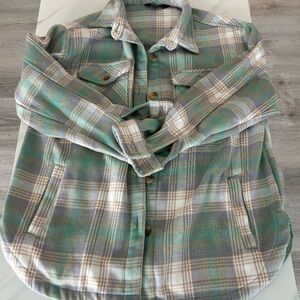 Women’s medium Plaid Button-Up SHACKET  in Green and Beige